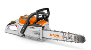 Tronçonneuse-à-batterie-de-la-marque-stihl-présentée-sur-fond-blanc