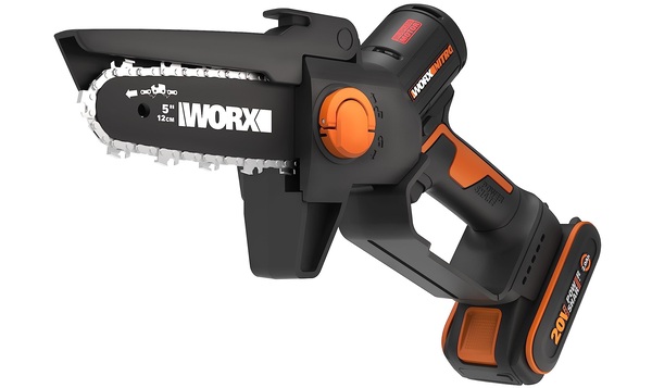 Une mini-tronçonneuse de la marque worx est présentée seule sur un fond blanc