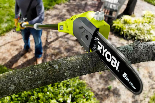 Jardinnier-coupe-branche-haute-avec-élagueuse-sur-perche