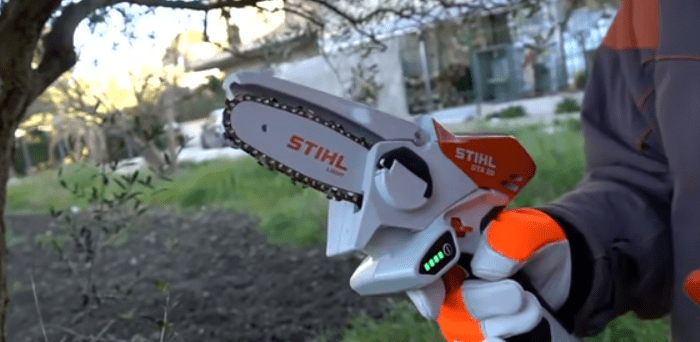 Homme-tient-la-stihl-gta-26-dans-sa-main-pour-faire-un-test