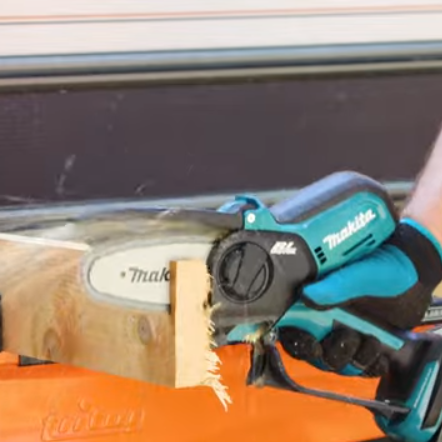 Coupe d'une planche avec la mini tronçonneuse makita