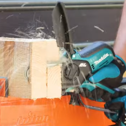 Coupe de deux planches en même temps avec la mini tronçonneuse makita