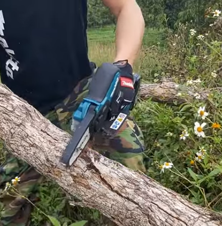 Tronconnage-branche-tronconneuse-makita-duc101z