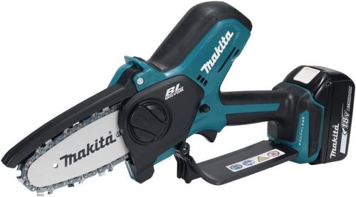 Mini-tronçonneuse-Makita-sur-fond-blanc