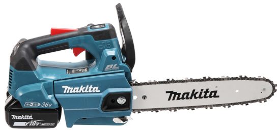 Une tronçonneuse à batterie makita est présentée de profil sur un fond blanc